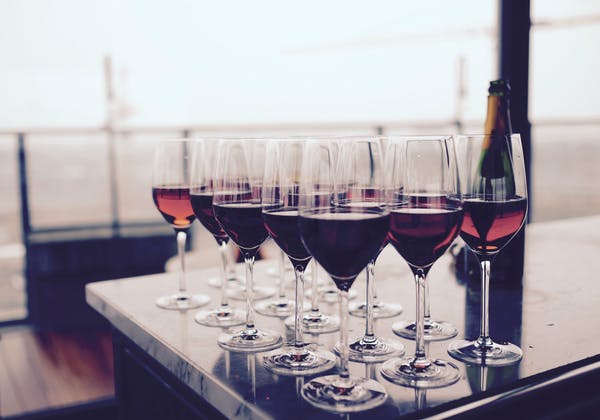 Bicchiere di vino: perché si consiglia di berne uno al giorno? Quali sono i suoi benefici?